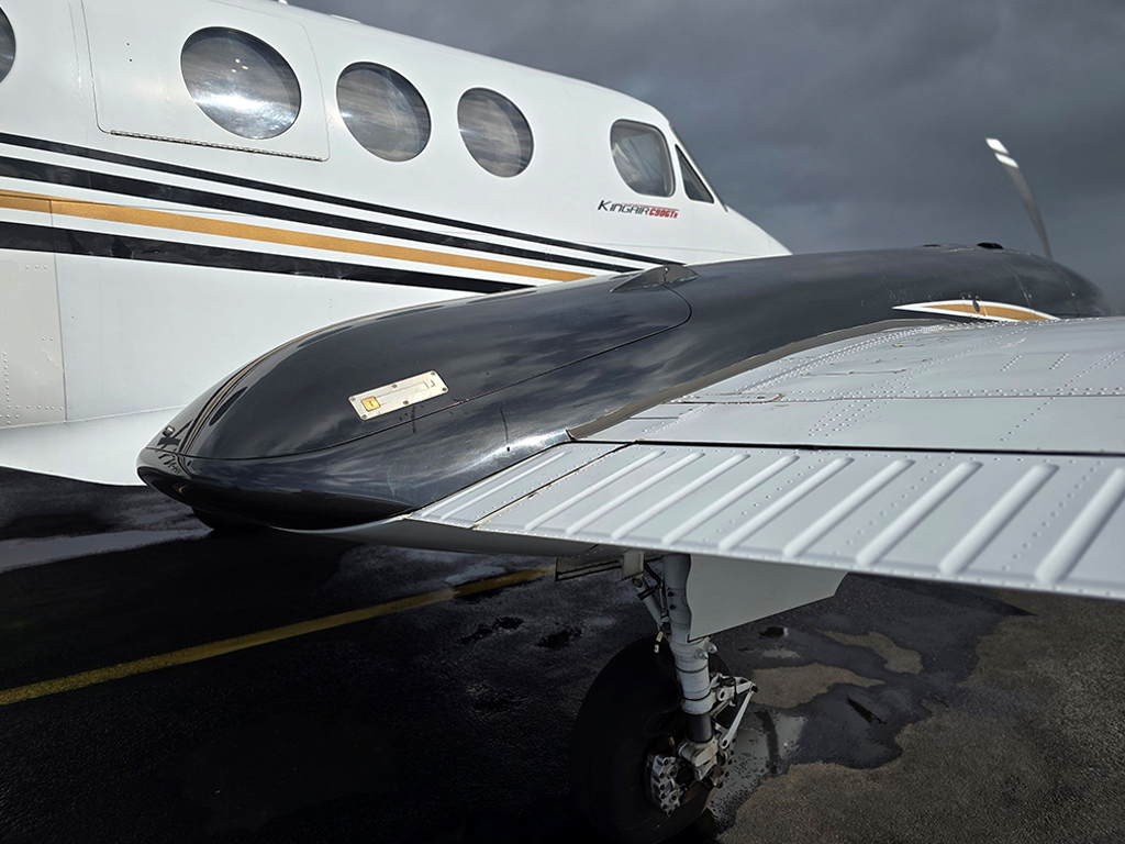 Wing locker